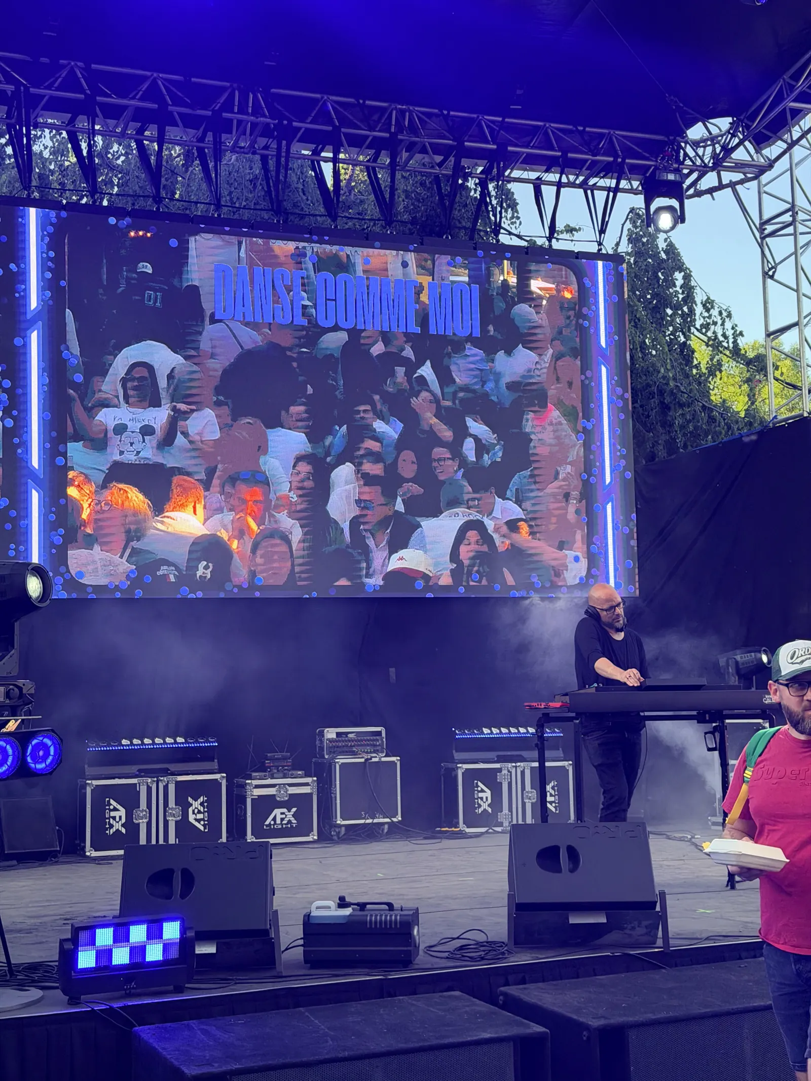 Écran géant LED extérieur sur une scène de concert
