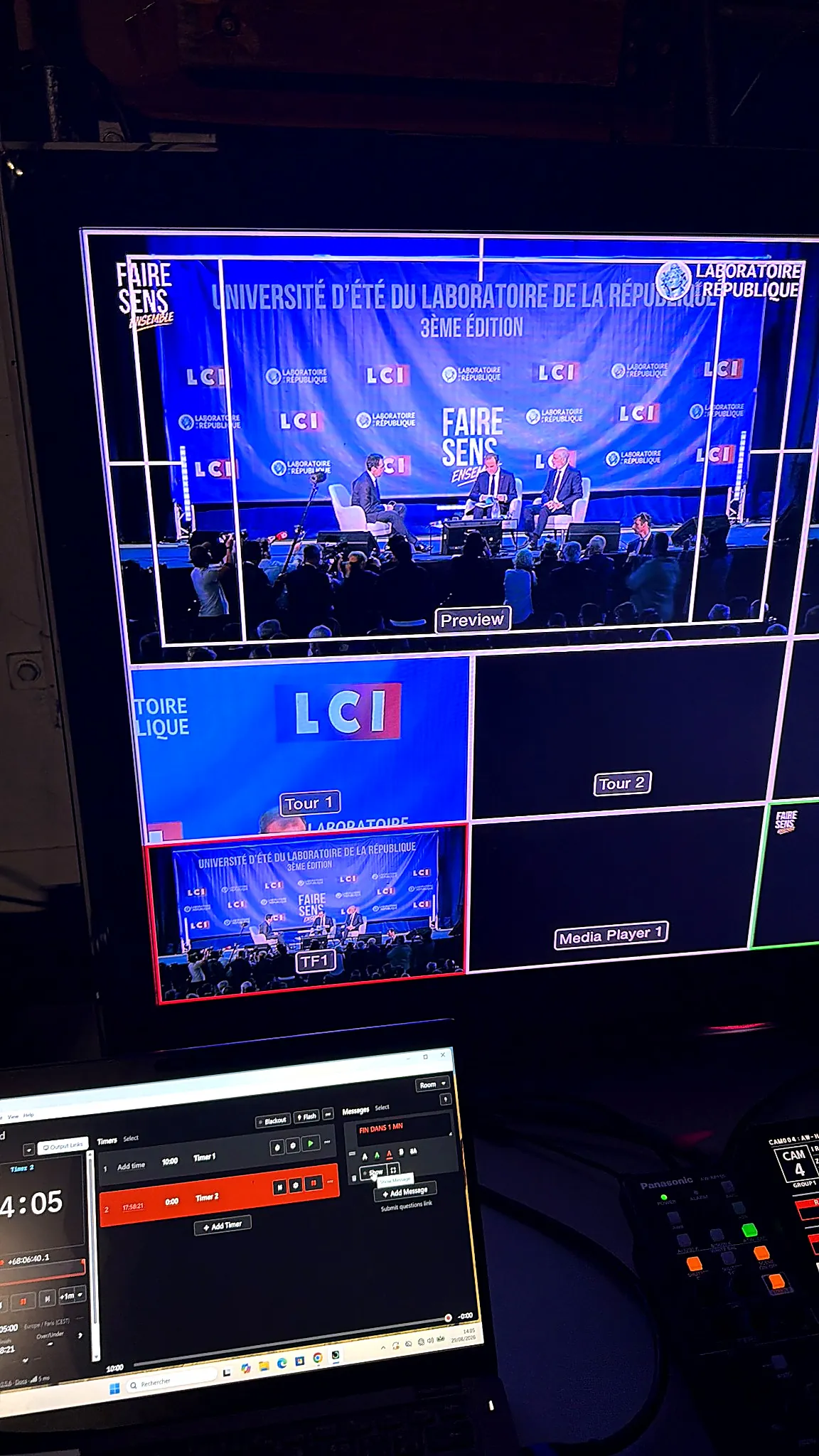 Multiview d'une régie multicaméras pendant une conférence