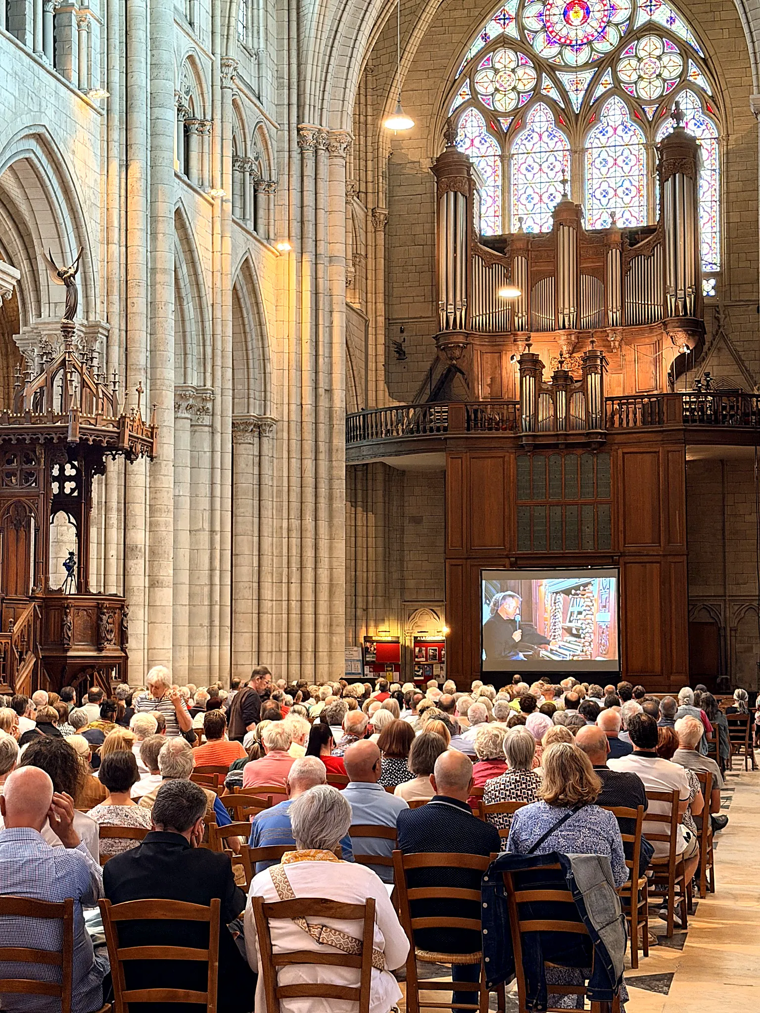 Retransmission sur écran géant pour le public dans une cathédrale